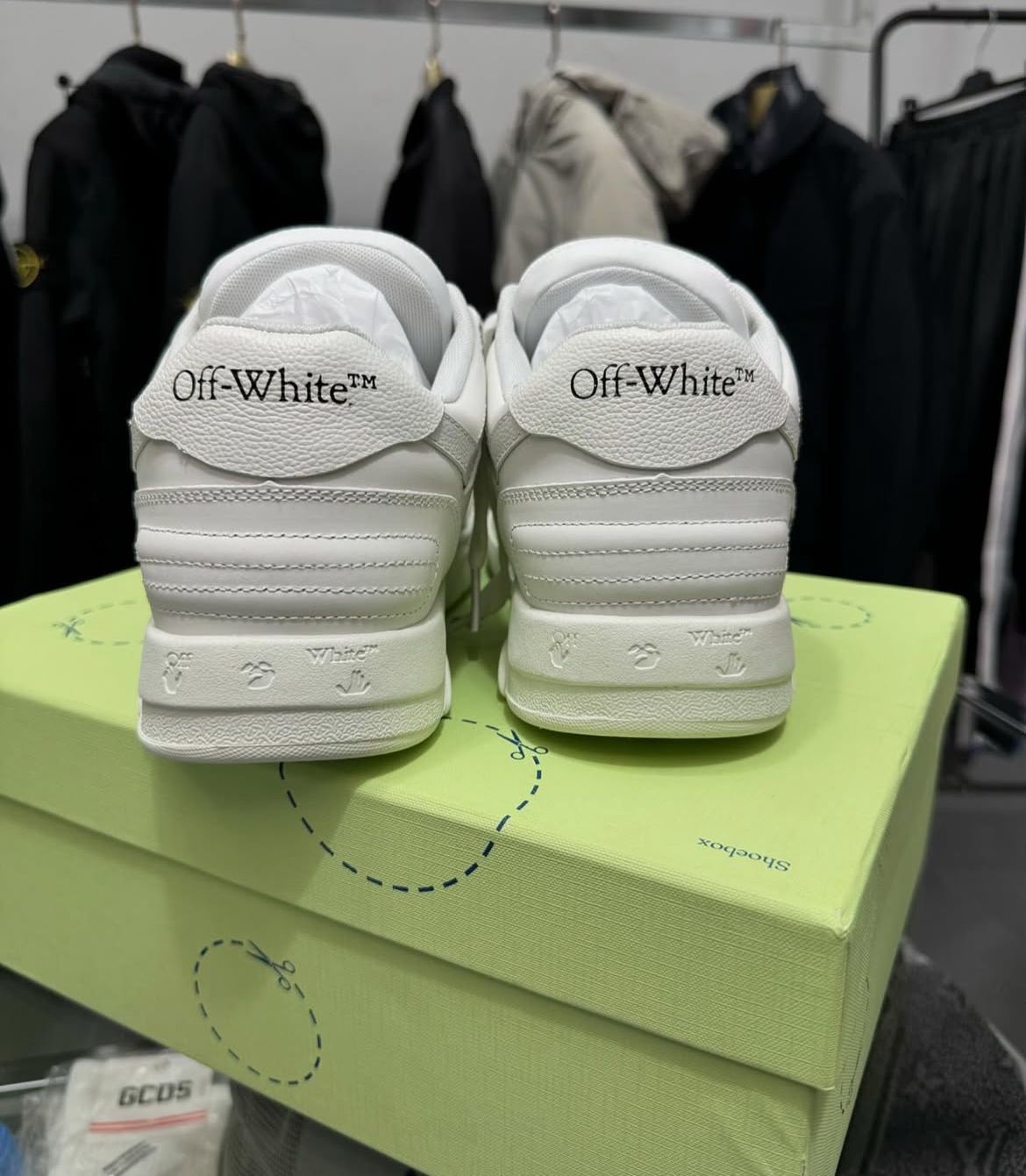 OFF WHITE